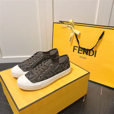 fendi รองเท้า